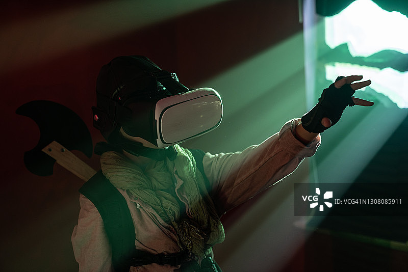 穿着虚构人物服装的VR男孩图片素材