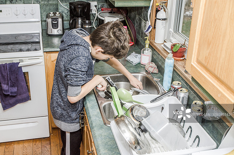 男孩洗碗图片素材