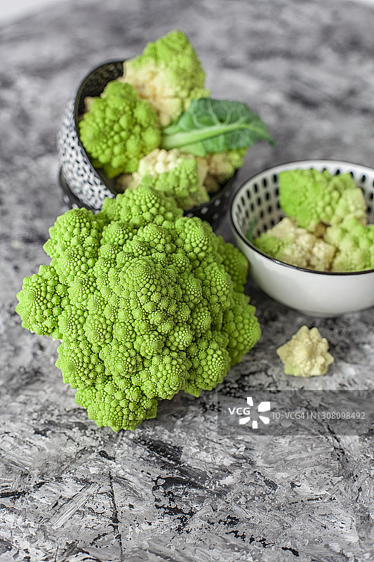 灰色背景上的宝塔花菜高角度景观图片素材