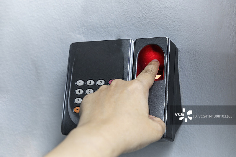 安全系统概念：进入办公室前的指纹扫描图片素材