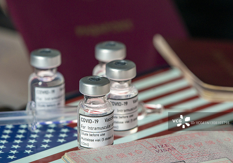 带有美国护照和美国国旗的美国新冠疫苗图片素材