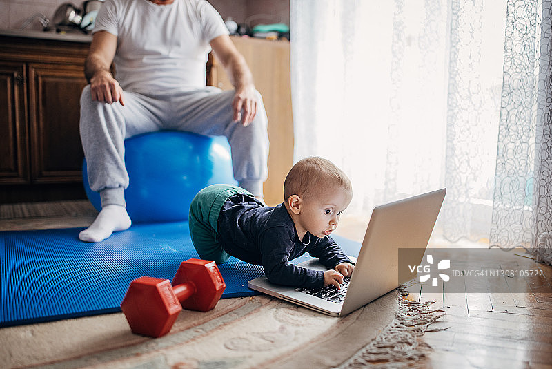 小孩使用笔记本电脑图片素材