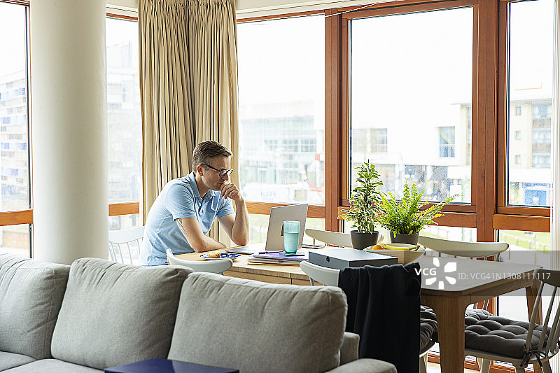 男人在公寓里在家工作图片素材