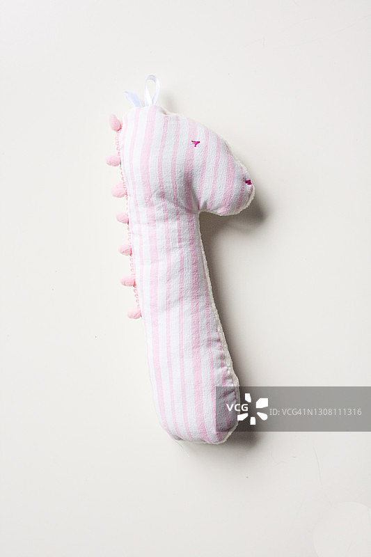 粉色和白色长颈鹿婴儿玩具图片素材