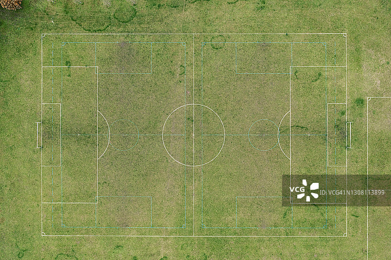 社区草地足球场的无人机视角图片素材