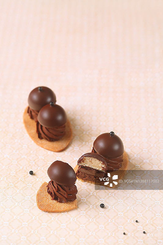 巧克力奶油酥皮椭圆形饼干图片素材