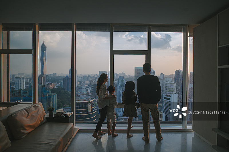 吉隆坡：欣赏日落的亚洲家庭背影剪影图片素材