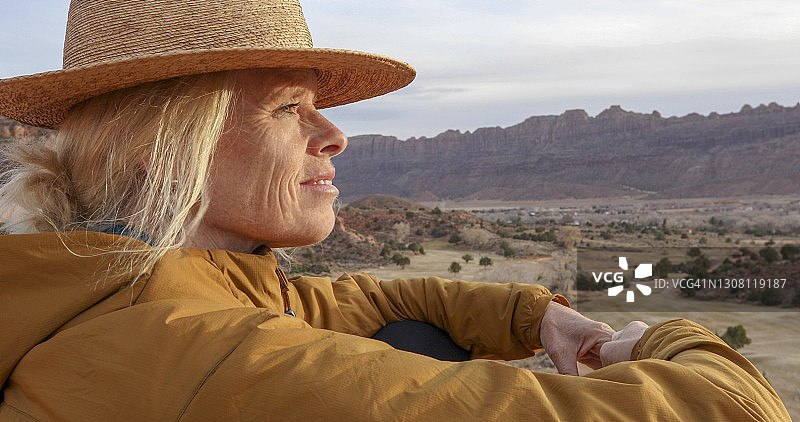在沙漠峡谷边缘的成熟女人肖像图片素材