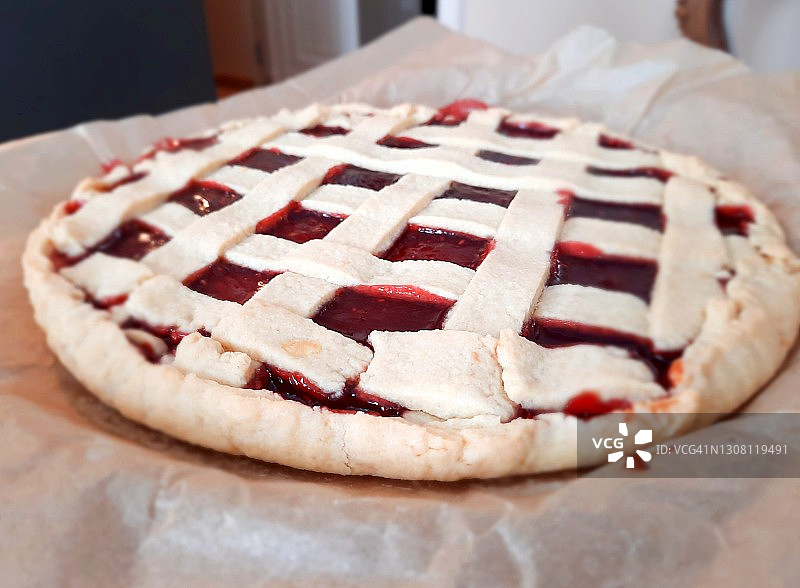 新鲜出炉的家常意式水果挞图片素材