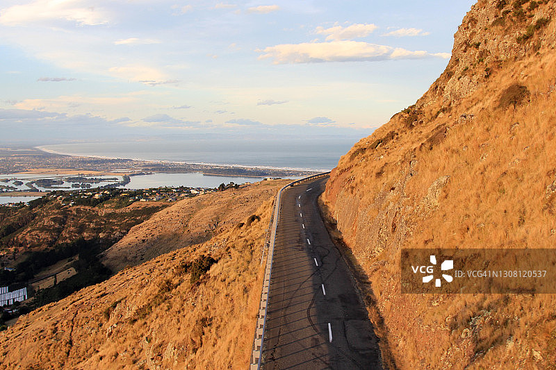 新西兰目的地：从山路看到的利特尔顿港全景图片素材