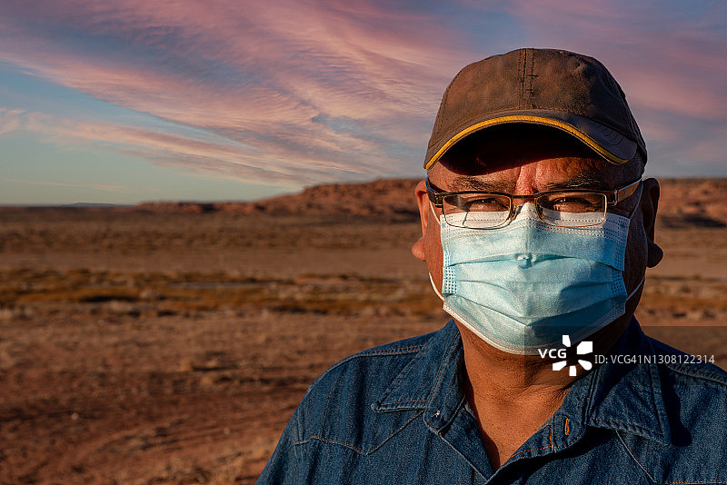 在犹他州纪念碑谷亚利桑那州乡村土地上的纳瓦霍族男人（新冠疫情期间）图片素材