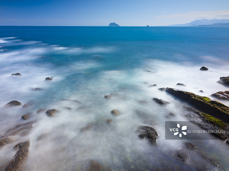 北海岸观音山风景名胜区包括台湾北部海岸和观音山。行政区域包括海湾和山脉，充满了景点和娱乐设施:海滩，徒步小径，珊瑚礁图片素材
