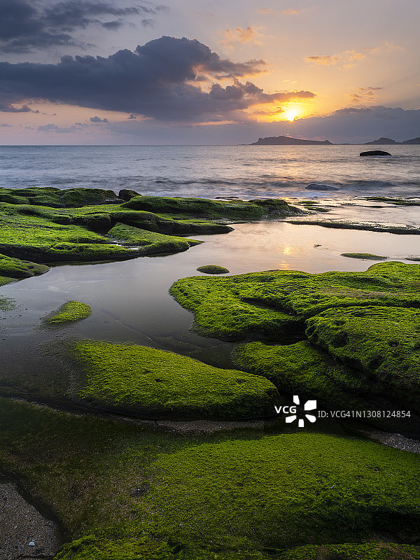 金山区水尾渔村，位于石头山脚下，附近的员潭河贯穿万里和金山，最终通过水尾渔港汇入大海图片素材