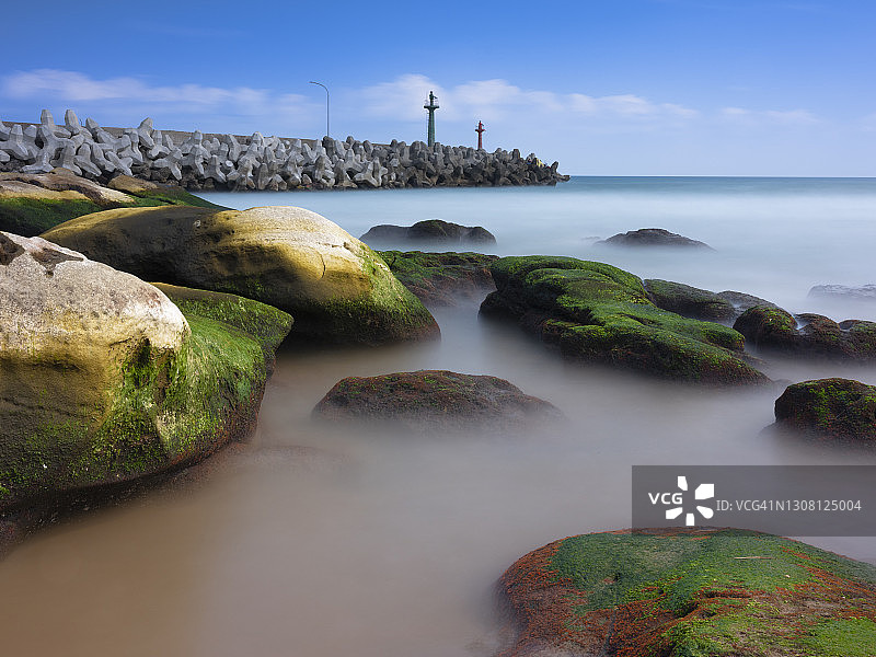 金山区水尾渔村，位于石头山脚下，附近的员潭河贯穿万里和金山，最终通过水尾渔港汇入大海图片素材