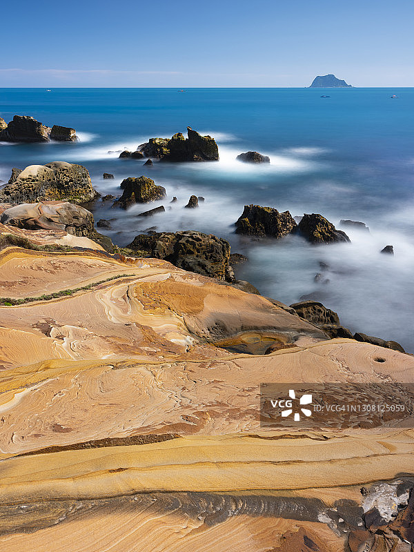 北海岸观音山风景名胜区包括台湾北部海岸和观音山。行政区域包括海湾和山脉，充满了景点和娱乐设施:海滩，徒步小径，珊瑚礁图片素材