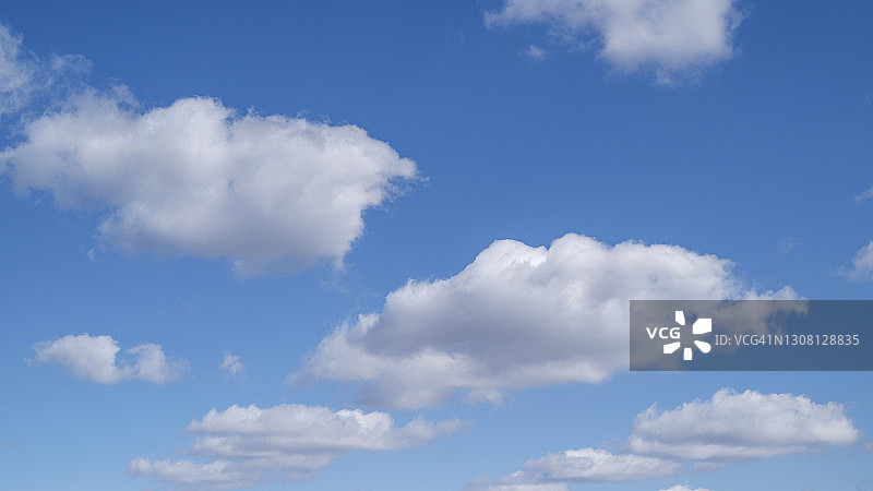 蓝天上的美丽白色蓬松云朵图片素材