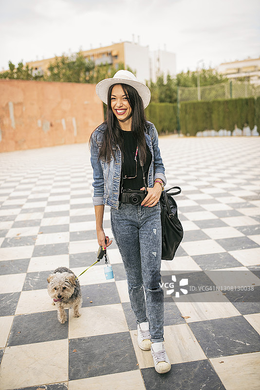 在公园里遛狗的女人图片素材