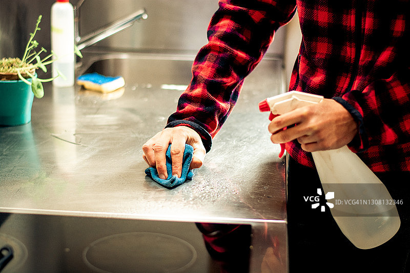 清洁厨房架子的妇女图片素材