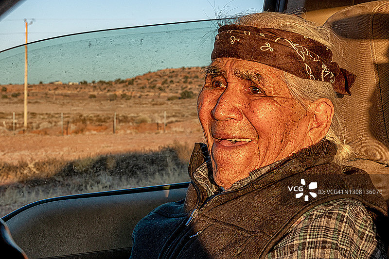 在车里等待的微笑的美洲原住民老年男人图片素材