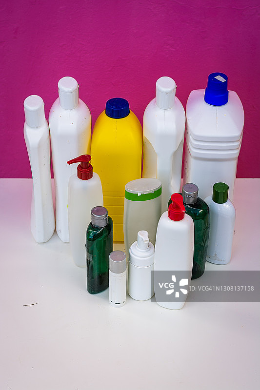 粉色背景上的塑料容器俯视图图片素材