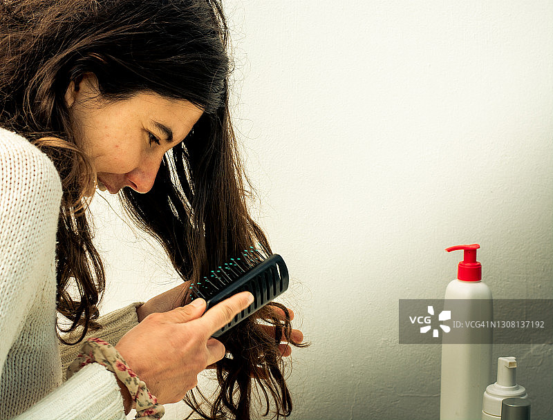 年轻女人梳头图片素材