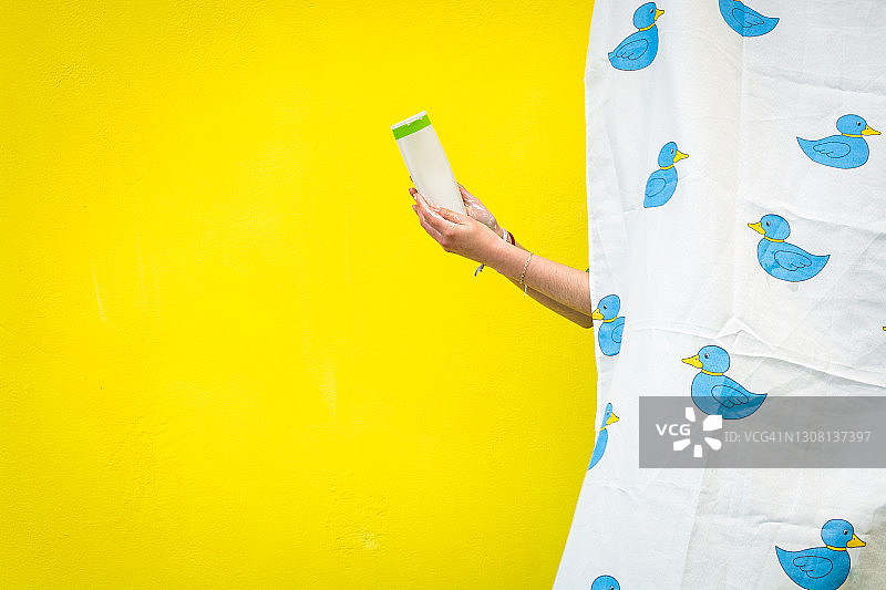 女人在浴室里拿着沐浴露图片素材