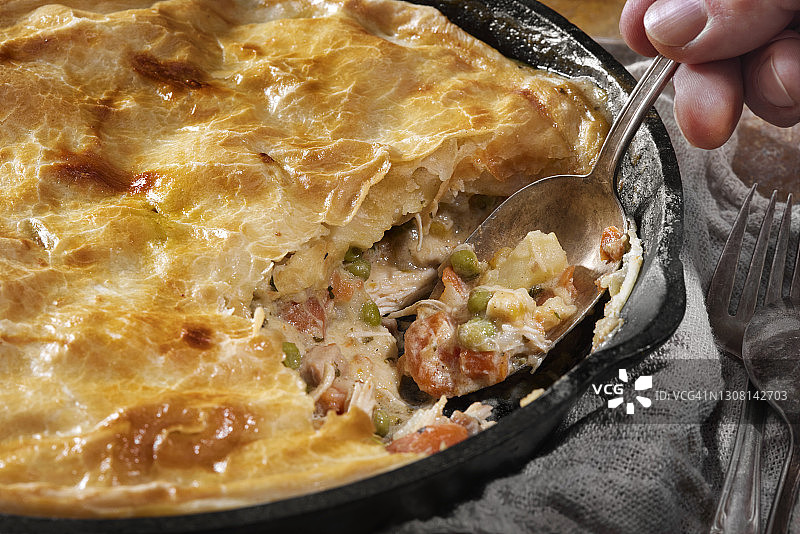 铸铁锅鸡肉馅饼图片素材