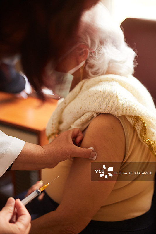 65岁以上人群的新冠疫苗第二剂图片素材