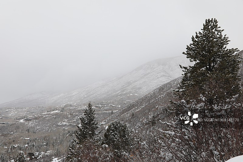 科罗拉多州暴风雪中的红色山脉图片素材