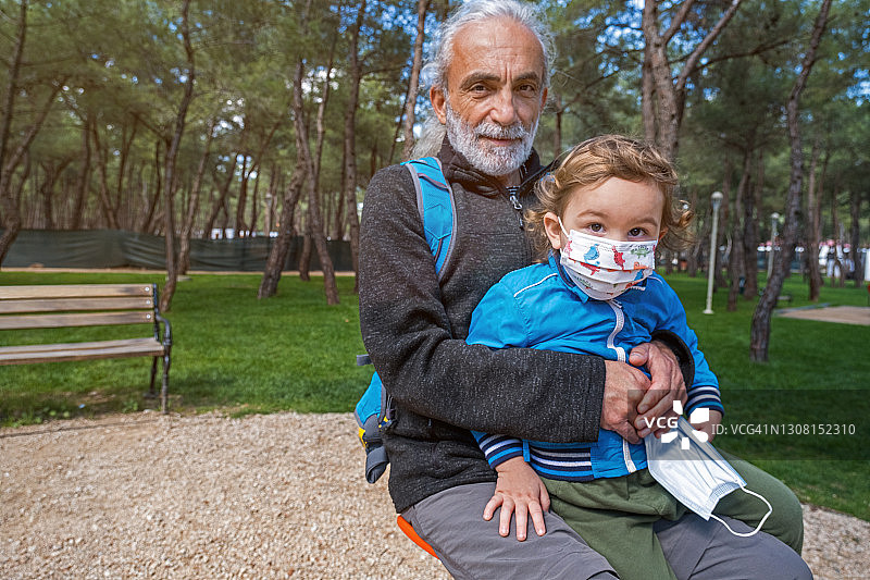 老人和孙子一起做运动图片素材