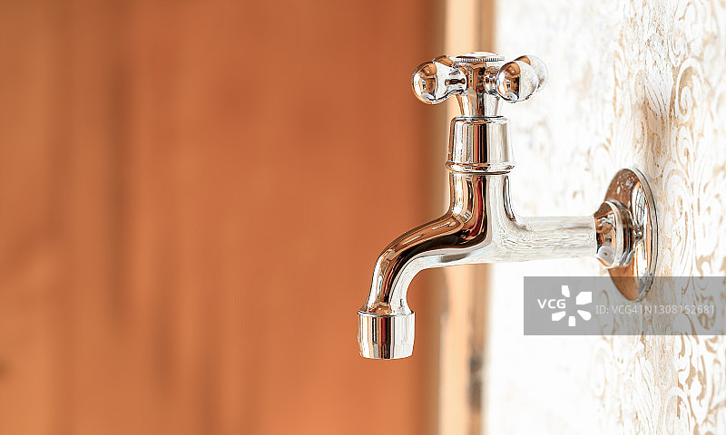 康体工作室中的金属银色水龙头。仿古覆层，有文字的复制空间图片素材