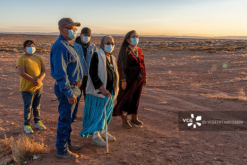 快乐的美洲原住民纳瓦霍家庭在纪念碑谷日落时分图片素材