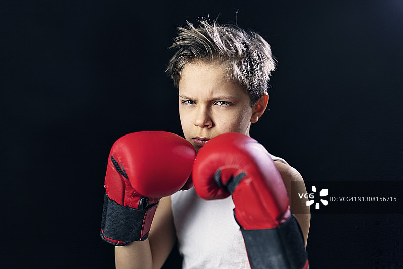 训练拳击的青少年男孩图片素材