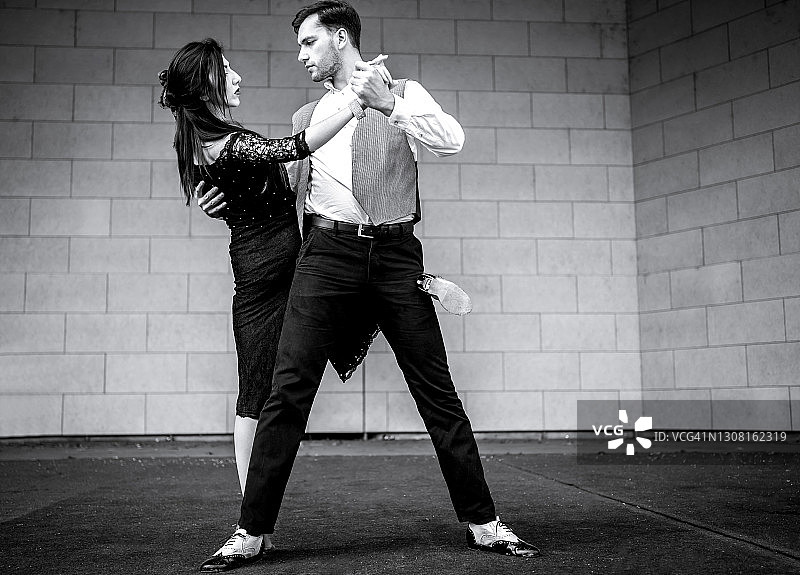 情侣在户外跳探戈图片素材