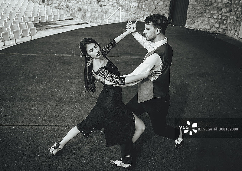 翩翩起舞的探戈情侣图片素材