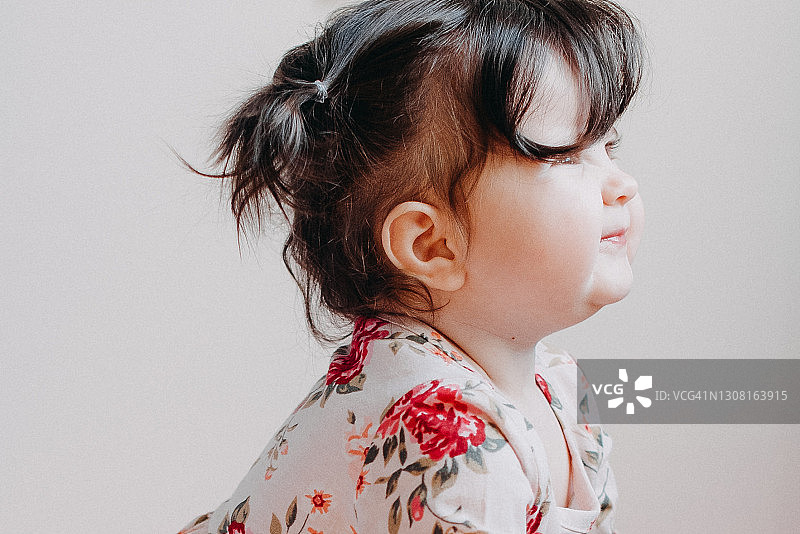 面带微笑，一岁女宝宝看向别处图片素材