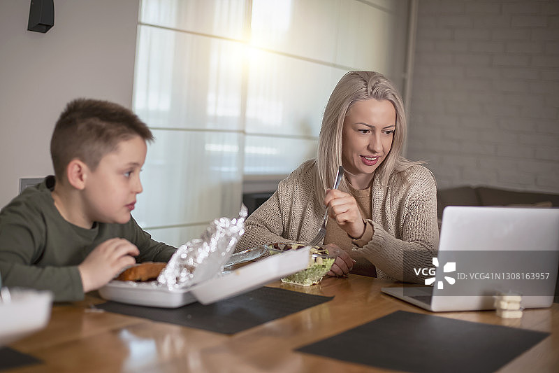 母亲给家人带外卖图片素材