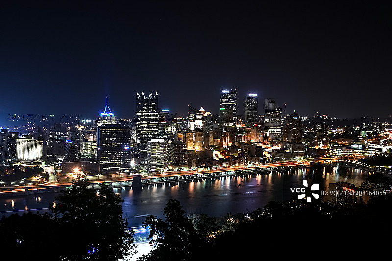 匹兹堡夜景：华盛顿山视角下的城市天际线图片素材