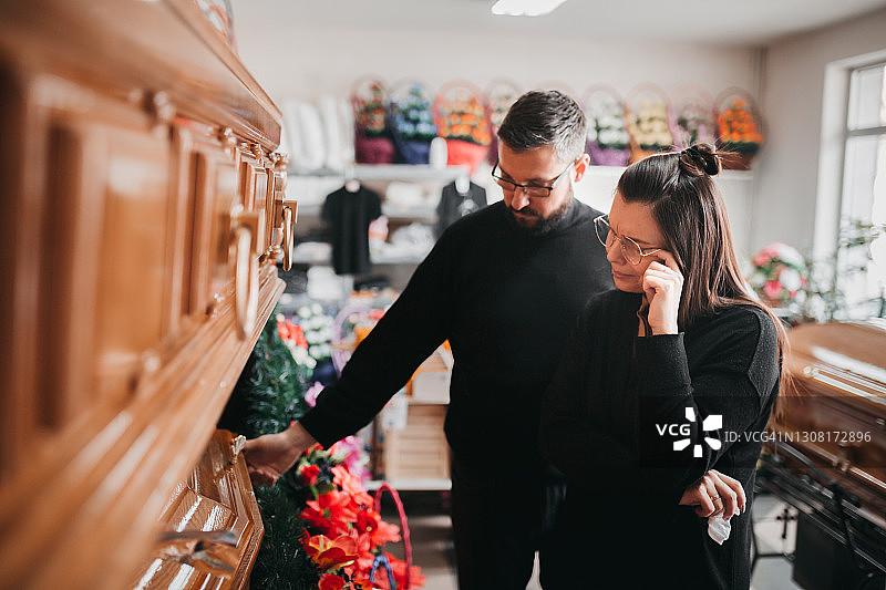女子在殡葬用品店哭泣图片素材