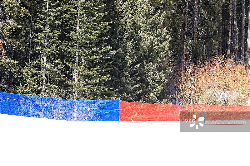 保护滑雪者免撞树的临时围栏图片素材