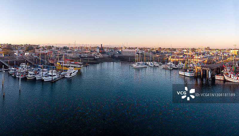 墨西哥索诺拉州佩尼亚斯科港的旧虾拖网渔船码头（黄昏）图片素材