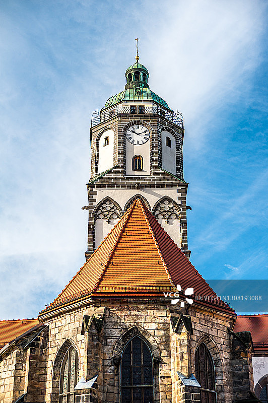 阳光明媚的蓝天下，圣母教堂的钟楼图片素材