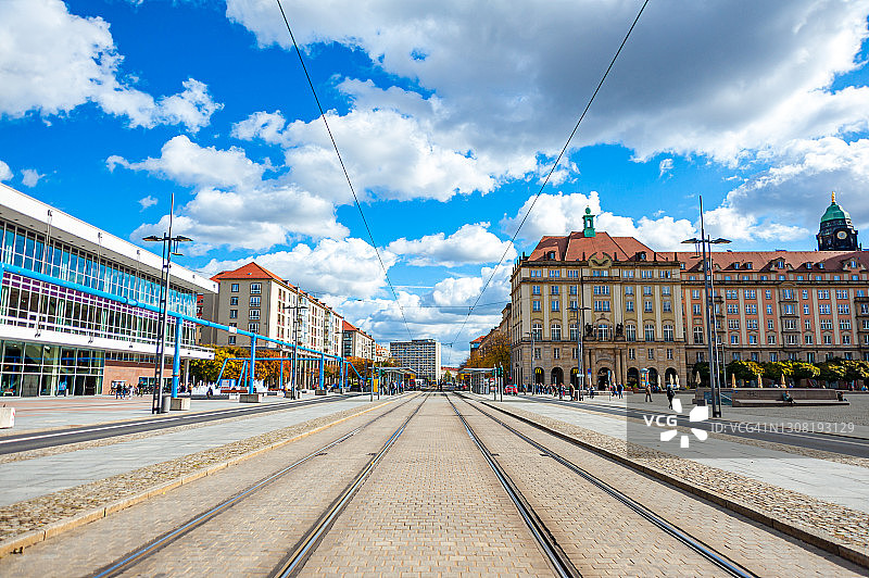 德累斯顿市中心老市场（Altmarkt）的有轨电车轨道图片素材