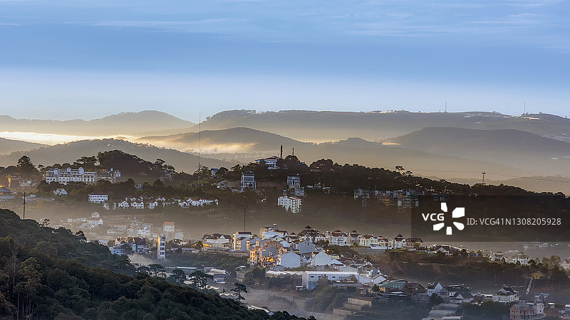 日出时分大叻市的宁静景色图片素材