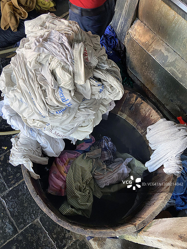 成堆的衣服图片素材