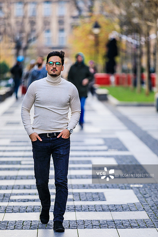 具有现代发型的年轻络腮胡商人图片素材