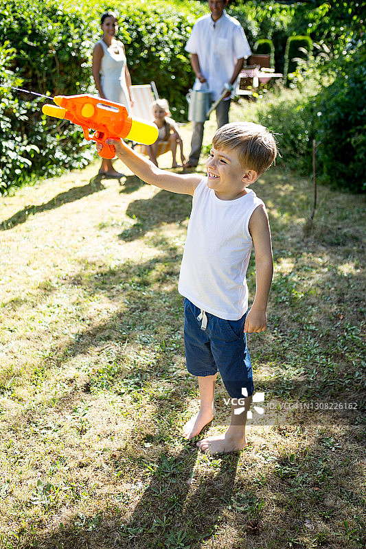 拿着水枪的可爱男孩图片素材