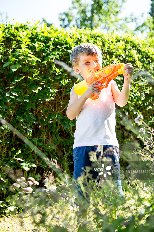 拿着水枪的可爱男孩图片素材