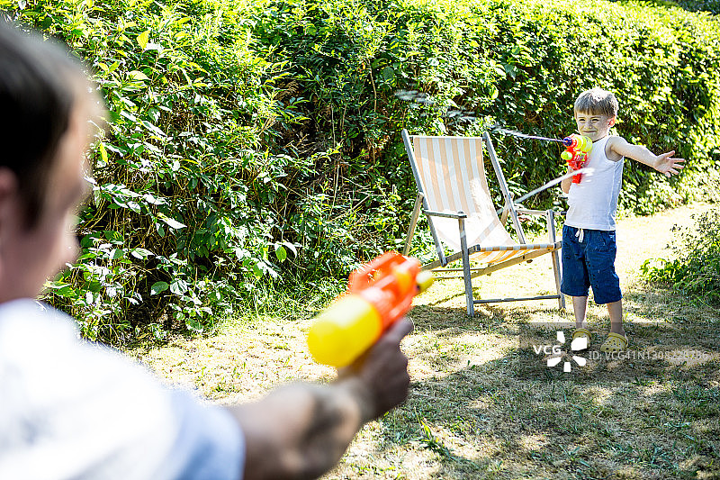 父亲和儿子的水仗图片素材