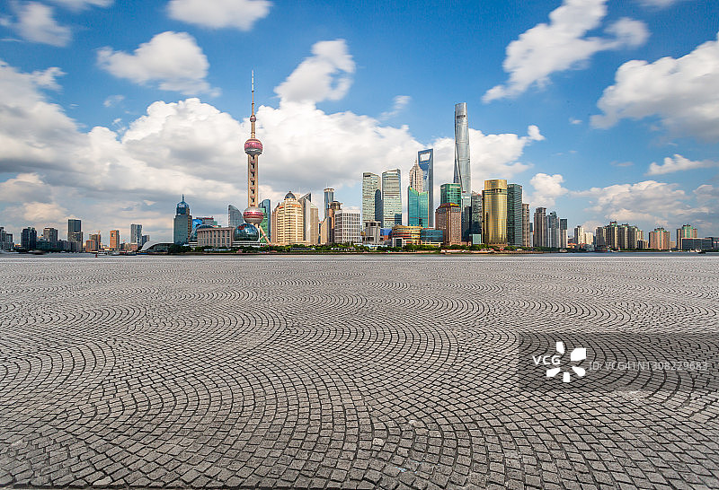 上海陆家嘴的空旷鹅卵石街道图片素材